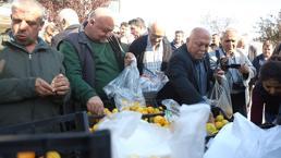 Kilosu 2 TL'ye düştü, üreticiler tonlarca ürünü bedava dağıttı!