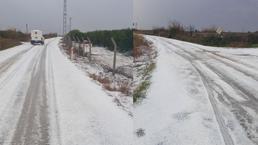 Adana'da dolu yağışı yolları ve tarlaları beyaza bürüdü