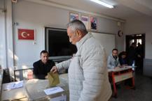 Adana'da seçim heyecanı! Seçmen sandık başına gitti