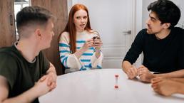 UNO Nasıl Oynanır? 2026 Yılbaşı Gecesi İçin En Popüler Aile Oyunu Rehberi