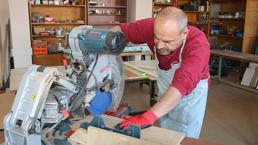 Adana'da okul müdürü hobi olarak başladı, okulun resmen çehresini değiştirdi! Mesai bitince önlüğü giyip atölyeye iniyor