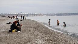 Türkiye'nin dört bir yanında lapa lapa kar yağarken onlar deniz keyfi yaptı