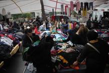 Aydın'da ucuzluk pazarı: İğne atsan yere düşmüyor, yerini duyan koşuyor