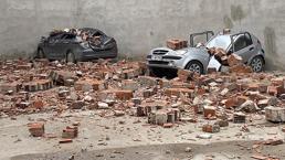 Eskişehir'de mahalleli patlama sesiyle irkildi! Fırtına otoparkı vurdu, çok sayıda araç hasar aldı