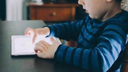 Sosyal medya ergenlik yaşını düşürüyor! X, Meta, YouTube, TikTok müstehcenliği dayatıyor