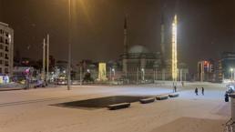 İstanbul'dan kar manzaraları: Taksim Meydanı beyaza büründü