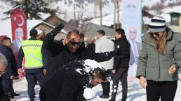 Adanalının kar keyfi böyle olur! Leğenle, bidonla, poşetle yarıştılar
