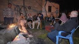 Denizli'de artçı depremler vatandaşı uyutmuyor! Dışarıda ateşin başında sabahladılar