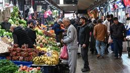 Şanlıurfa’da 250 TL'den 100 TL'ye düştü, pazarda görenler poşet poşet aldı