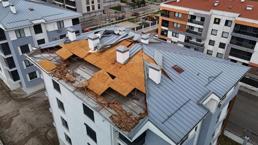 Eskişehir'de fırtına binanın çatısını uçurdu, faciadan dönüldü