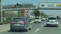 Üst geçidi afiş asarken üst geçitten düşüp, otomobilin altında kalarak öldü