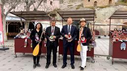 Japon sanatçının kayseri hayranlığı! Soğanlı bebeklerini yapıp bağlama çaldı