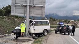 Elmadağ'da minibüs, otomobile ve tabela direğine çarptı
