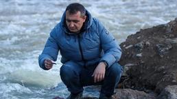 Dünyada sadece burada görülüyor! 15 Temmuz’a kadar sürecek mücadele başladı: Her biri 10 bin yumurta taşıyor ve zıplayarak göç ediyor