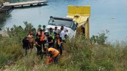 Bodrum'da araç ezilmekten son anda kurtuldu: Kamyon denize düştü, 2 kişi yaralandı