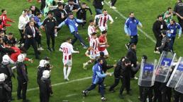 Eskişehir'de play-off mücadelesi olaylı bitti! Konuk ekip sahayı polis eşliğinde terk etti