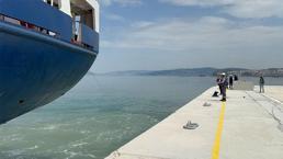 Zonguldak'ın Alaplı Limanı'nda tarihi gün yaşandı, yeni rıhtıma ilk gemi yanaştı