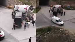 İnegöl'de beton mikseri ile minibüs çarpıştı 2 kişi yaralandı