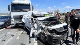 Tekirdağ'da feci kaza kamerada: İki tırın arasında kaldı