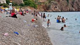 Dünyaca ünlü Konyaaltı Sahili'i 19 Mayıs'ta doldu taştı