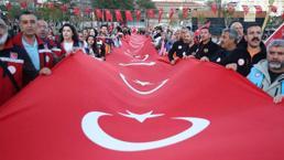 Elazığ'da 19 Mayıs coşkusu! 100 metrelik Türk bayrağıyla fener alayı düzenlendi