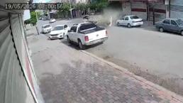 Şanlıurfa’da park halindeki araca çarpan otomobil yan yattı
