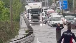 Zonguldak'ta sağanak hayatı olumsuz etkiledi, Alaplı'da ulaşım felç oldu