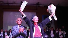 Rahime Uluşar 70 yaşında üniversite bitirdi, mezuniyet belgesini profesör oğlundan aldı