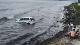 Kuşadası’nda otomobilin denize uçtuğu kazada bir kişi yaralandı
