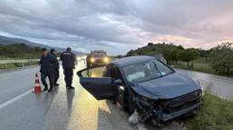 Tosya'da tekeri kopan otomobil refüje çarptı: 1 yaralı