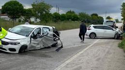 Biga'da iki otomobilin çarpışması sonucu 2 kişi hayatını kaybetti, 3 kişi yaralandı