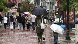 Karabük’te sağanak yağış hayatı olumsuz etkiledi sürücüler trafikte zor anlar yaşadı