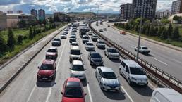 43 ilin geçiş noktası 'kilit kavşak'ta bayram trafiği havadan görüntülendi: Araçlar adım adım ilerledi