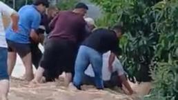 Yolun karşısına geçerken sele kapılan şahsı mahalle sakinleri kurtardı