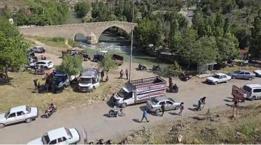 Diyarbakır'da kurban skandalı: Tarihi köprünün dibine pazar kurdular