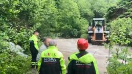 Hopa'da taşan dere 4 çay işçisini mahsur bıraktı, imdatlarına ekipler yetişti