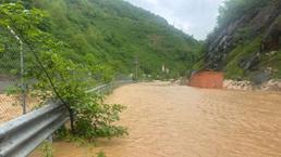 Şiddetli sağanak nedeniyle Giresun'da yol ulaşıma kapatıldı