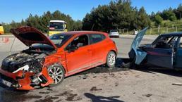 Uşak'ta otomobiller çarpıştı 5 kişi yaralandı