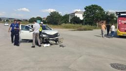 İnegöl'de otomobil ile özel halk otobüsü çarpıştı