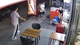 Tartıştığı kadın esnafa bıçak çekti, ayağı takılıp yere düştü: O anlar kameraya böyle yansıdı