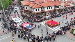 Uluslararası Gül Festivali'nde renkli görüntüler ve büyük coşku: Binlerce kişi kortejde buluştu