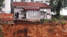 Toprak kayması ihtimaline karşı bir ev tahliye edildi