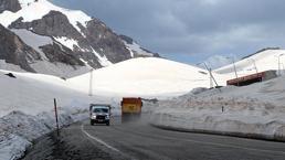 Van-Bahçesaray yolu 5,5 ay sonra trafiğe açıldı! 3 bin rakımlı dağ geçitlerinden ilk görüntüler geldi