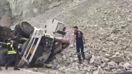 Erzurum-Artvin kara yolunda feci kaza: Freni patlayan tırdan atlayan sürücü öldü, 2 kişi yaralandı