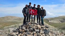 Komşu iki il 2 bin 550 rakımlı zirvede birleşti, en yüksek yere Türk bayrağı dikti