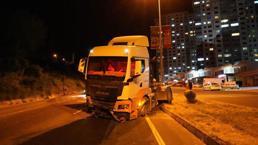 Kastamonu'da lastiği patlayan tır, önce su kanalına sonra refüje çarptı