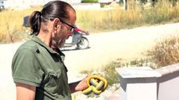 Ev ve iş yerlerine giren yılanları çıplak elleriyle yakalayıp doğaya salıyor