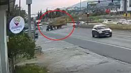 Nazilli ilginç kaza kamerada: Traktörün römorkundan yol kenarındaki adamın üzerine balya düştü