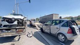 Afyonkarahisar'da 5 aracın karıştığı zincirleme kazada 1'i çocuk 4 kişi yaralandı