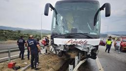 Aydın-Denizli otoyolunda feci kazada yolcu otobüsü bariyerlere çarptı
